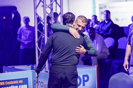 ‘튀르키예 선배’ 타이푼 타스데미르가 접전 끝에 시돔을 꺾고 개인 통산 첫 3쿠션월드컵 정상에 오른 카라쿠르트를 격려해주고 있다. (사진=SOOP)