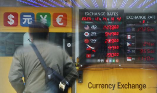 달러 약세 속 이달 환율 평균 1470원 돌파
    (서울=연합뉴스) 김인철 기자 = 12월 원ㆍ달러 환율 평균이 1,470원을 넘으며 외환위기 이후 월간 기준 최고 수준인 것으로 나타난 14일 서울 중구 명동의 한 환전소 모습.
    이 추세대로라면 올해 연평균 환율은 외환위기를 넘어 역대 최고 수준을 기록할 것으로 전망된다. 2025.12.14   yatoya@yna.co.kr