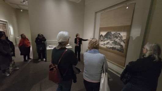 미국 워싱턴DC 국립아시아미술관에서 열리는 ‘한국의 보물: 모으고, 아끼고, 나누다’(이건희 컬렉션) 전시 공간에서 관람객들이 도슨트의 설명을 들으며 전시품을 주의깊게 지켜보고 있다. [워싱턴 최승진 특파원]