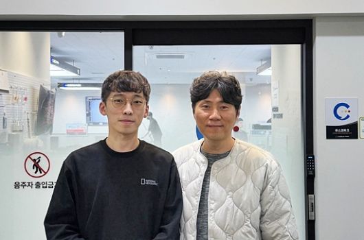 임완섭(왼쪽)이 경기도 구리 큐스코파크에서 자신을 지원해주고 있는 큐스코 박정규 대표와 포즈를 취하고 있다. (사진=임완섭)