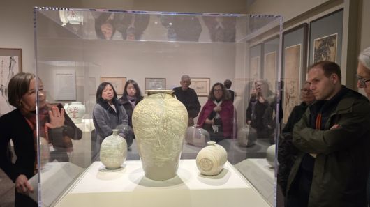 미국 워싱턴DC 국립아시아미술관에서 열리는 ‘한국의 보물: 모으고, 아끼고, 나누다’(이건희 컬렉션) 전시 공간에서 관람객들이 도슨트의 설명을 들으며 전시품을 주의깊게 지켜보고 있다. [워싱턴 최승진 특파원]