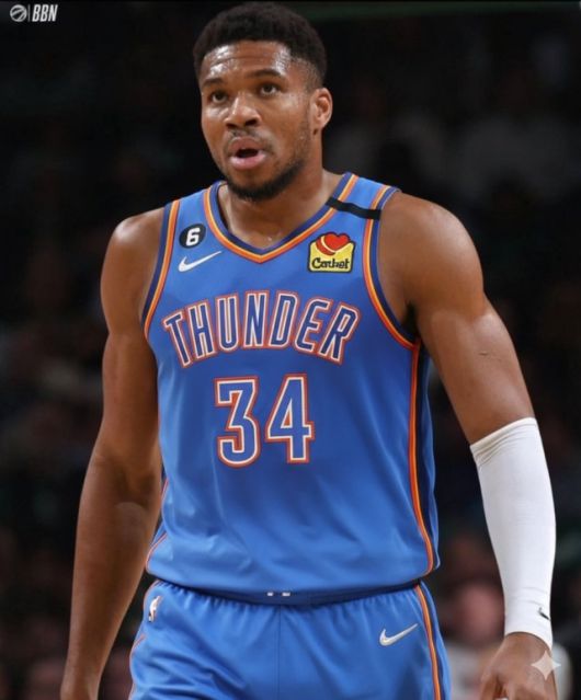 NBA 인사이더 마크 스타인은 최근 “아데토쿤보 트레이드를 추적하는 관계자들 사이에서는 밀워키가 시즌 중 트레이드 제안을 검토하더라도 오클라호마시티는 영입 경쟁에 나서지 않을 것이라고 판단하고 있다”고 이야기했다. 사진=바스켓볼 뉴스 SNS