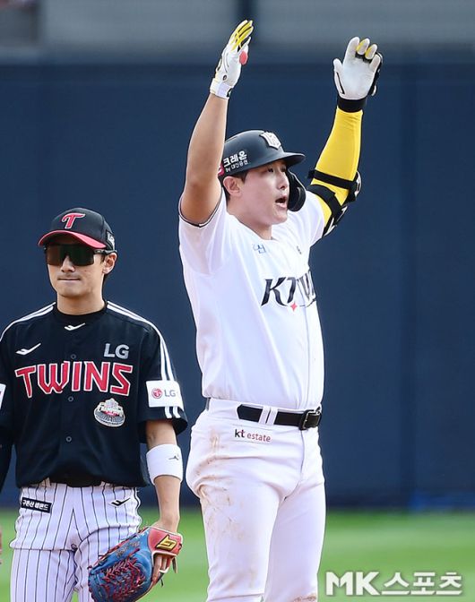 2024년 10월 9일 오후 경기도 수원KT위즈파크에서 ‘2024 KBO리그 포스트시즌’ LG 트윈스와 KT 위즈의 준플레이오프 4차전 경기가 열렸다. 4회말 1사 2루에서 KT 황재균이 1타점 적시타를 치고 2루에 진루한 후 기뻐하고 있다. 사진=김영구 기자