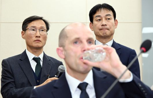 해롤드 로저스 쿠팡 대표가 지난 17일 서울 여의도 국회에서 실시된 국회 과학기술정보방송통신위원회의 ‘쿠팡 침해 사고 관련 청문회’에 출석해 질의를 들으며 물을 마시고 있다. 이날 청문회에는 핵심 증인인 김범석 쿠팡 Inc 의장과 박대준 전 대표 등은 출석하지 않았다. [한주형 기자]