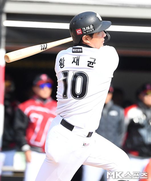 3월 8일 오후 수원 KT위즈파크에서 ‘2025 KBO 리그’ KT 위즈와 LG 트윈스의 시범경기가 경기가 열렸다. LG 치리노스, KT 고영표가 선발로 나섰다. KT 황재균이 타격하고 있다. 사진=천정환 기자