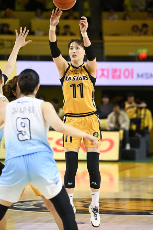 강이슬은 슈터로서 정체성을 완전히 버린 것은 아니지만, 다양한 방법으로 팀에 기여하기 위해 노력하고 있다. 사진 제공= WKBL