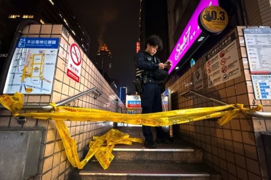 지난 19일 대만 타이베이의 한 경찰이 타이베이 중앙역 지하철 계단에 서 있다. [연합뉴스]
