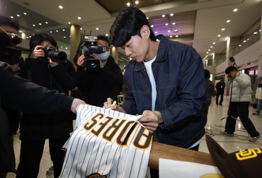 미국프로야구 메이저리그(MLB) 샌디에이고 파드리스와 4년 계약을 맺은 송성문이 23일 인천국제공항에 입국한 뒤 유니폼에 사인을 해주고 있다. 사진 제공= 연합뉴스