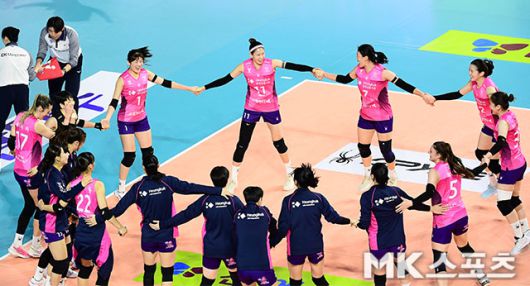 흥국생명 선수들은 승리로 기분 좋은 크리스마스를 맞이했지만, 아쉽게도 외박은 없을 예정이다. 사진(인천)= 김영구 기자