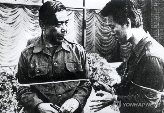 박정희 전 대통령 사망 당시 중앙정보부장을 지낸 김재규가 현장 검증에서 대통령 시해 상황을 재연하는 모습. [연합뉴스]