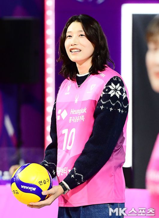 김연경 흥국생명 어드바이저가 24일 경기를 앞두고 시구를 가졌다. 사진(인천)= 김영구 기자