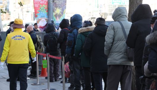 수도권 등에 한파특보가 발효된 지난 4일 점심식사를 하려는 노인들이 서울 종로구 한 무료급식소 앞에서 대기해 있다. [연합뉴스]