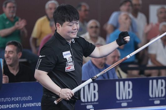 조명우는 에어컨이 없어 푹푹 찌는 더위 속에 열린 7월 포르투3쿠션월드컵 결승에서 제레미 뷰리를 50:34(23이닝)로 물리치고 우승했다. 포르투3쿠션월드컵에서 우승을 확정한 조명우가 세레모니하고 있다. (사진=SOOP)