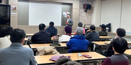 이중헌 대표세무사 (세무법인 두레택스)의  ‘상속증여’ 강의 (사진제공:한국생애설계협회) 상속증여에 대해 높은 관심을 보이는 복지관 어르신들