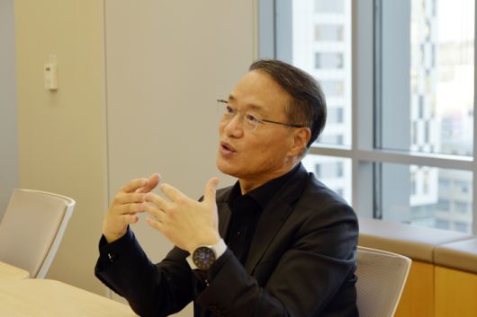 이흥수 UIB 손해보험중개(UIB 코리아) 대표가 최근 서울 을지로의 사무실에서 매경AX와 인터뷰하고 있다.