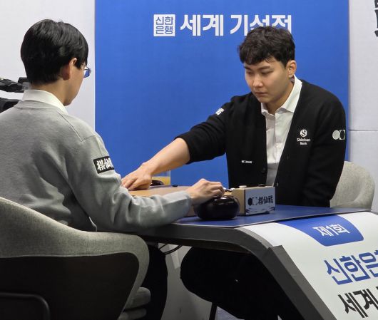 28일 세계 기선전 8강에서 이치리키 료(왼쪽)를 상대로 승리를 거둔 박정환 9단.  조효성 기자