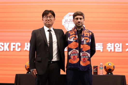 세르지우 코스타 제주 SK 감독(사진 오른쪽). 사진=제주 SK