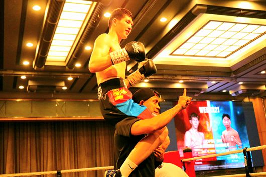 ‘박찬대’라는 이름으로 활동하는 22세 이하 아시아선수권대회 준우승자 옌흐사이한 오유운예르데네가 2025년 12월 스위스그랜드호텔서울 컨벤션센터에서 이상훈 주심으로부터 동양태평양복싱연맹 슈퍼밴텀급 실버 챔피언결정전 승리 후 기뻐하고 있다. 사진=KBM 한국복싱커미션