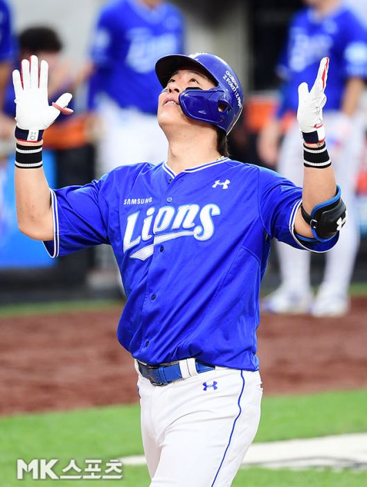 10월 19일 오후 대전 한화생명볼파크에서 ‘2025 신한 SOL Bank KBO 포스트시즌’ 삼성 라이온즈와 한화 이글스의 플레이오프(5전 3선승제) 2차전이 열렸다. 9회초 2사 1루에서 삼성 강민호가 한화 엄상백을 상대로 쐐기 투런포를 쏘아올린 후 홈으로 향하면서 세리머니를 하고 있다. 사진=김영구 기자