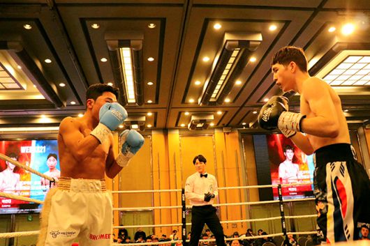 세계복싱협회 밴텀급 동아시아 챔피언을 지낸 오상헌과 U22 아시아선수권 2위 옌흐사이한 ‘박찬대’ 오유운예르데네가 2025년 12월 스위스그랜드호텔서울 컨벤션센터 특설 링에서 동양태평양복싱연맹 슈퍼밴텀급 실버 챔피언결정전을 치르고 있다. 사진=KBM 한국복싱커미션