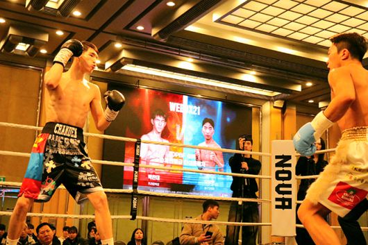 U22 아시아선수권 2위 옌흐사이한 ‘박찬대’ 오유운예르데네와 세계복싱협회 밴텀급 동아시아 챔피언을 지낸 오상헌이 2025년 12월 스위스그랜드호텔서울 컨벤션센터 특설 링에서 동양태평양복싱연맹 슈퍼밴텀급 실버 챔피언결정전을 치르고 있다. 사진=KBM 한국복싱커미션