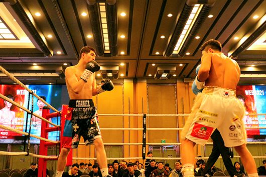 U22 아시아선수권 2위 옌흐사이한 ‘박찬대’ 오유운예르데네와 세계복싱협회 밴텀급 동아시아 챔피언을 지낸 오상헌이 2025년 12월 스위스그랜드호텔서울 컨벤션센터 특설 링에서 동양태평양복싱연맹 슈퍼밴텀급 실버 챔피언결정전을 치르고 있다. 사진=KBM 한국복싱커미션