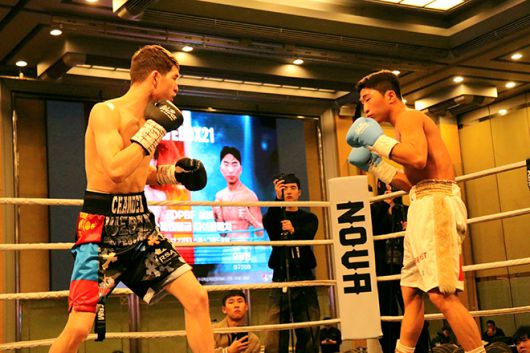 U22 아시아선수권 2위 옌흐사이한 ‘박찬대’ 오유운예르데네와 세계복싱협회 밴텀급 동아시아 챔피언을 지낸 오상헌이 2025년 12월 스위스그랜드호텔서울 컨벤션센터 특설 링에서 동양태평양복싱연맹 슈퍼밴텀급 실버 챔피언결정전을 치르고 있다. 사진=KBM 한국복싱커미션