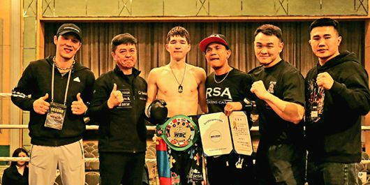 U22 아시아선수권 2위 옌흐사이한 ‘박찬대’ 오유운예르데네가 2025년 12월 스위스그랜드호텔서울 컨벤션센터 동양태평양복싱연맹 슈퍼밴텀급 실버 챔피언 등극 기념 촬영을 하고 있다. 왼쪽부터 아시아선수권 은메달 멘겐초오시 난딘예르데네, 프라임복싱클럽 박철 관장. 사진=KBM 한국복싱커미션