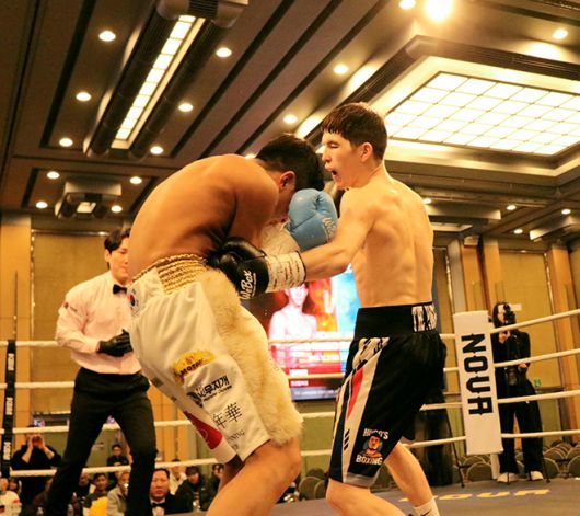 U22 아시아선수권 2위 옌흐사이한 ‘박찬대’ 오유운예르데네가 2025년 12월 스위스그랜드호텔서울 컨벤션센터 동양태평양복싱연맹 슈퍼밴텀급 실버 챔피언결정전에서 세계복싱협회 밴텀급 동아시아 챔피언을 지낸 오상헌을 공격하고 있다. 사진=KBM 한국복싱커미션