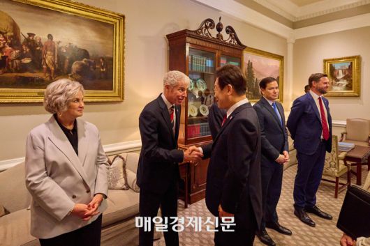 이재명 대통령이 25일(현지시간) 미국 워싱턴DC 백악관에서 열린 한미정상회담에 앞서 미국 측 수행원들과 인사하고 있다. [워싱턴DC/김호영기자]