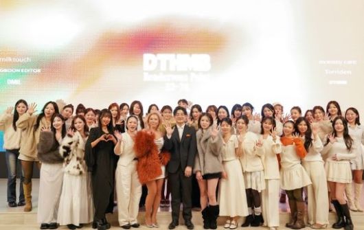 < 디밀 이헌주 대표(가운데)가 12월 3일 몬드리안 서울에서 열린 ‘디퍼런트 썸네일 2025’에서 가비 등 참석 크리에이터들과 기념촬영을 하고 있다 / 사진제공 : 디밀 >