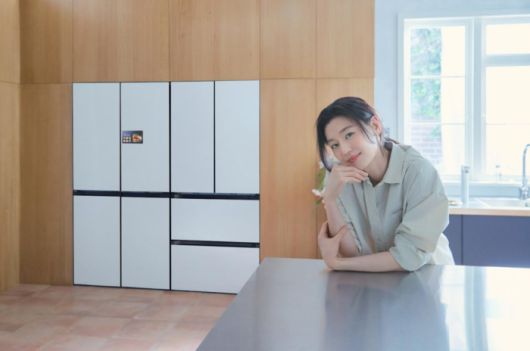 삼성전자의 ‘AI 가전 트로이카’ 캠페인에 참여하는 배우 전지현