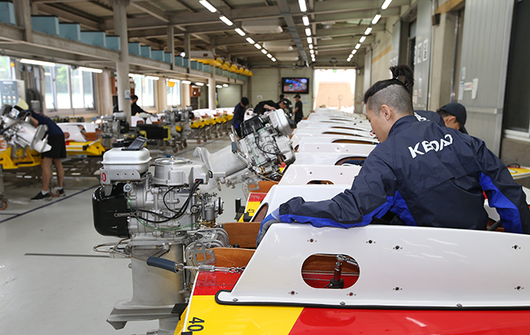 미사리 경정장에서 선수들이 최고의 기량을 선보이기 위해 모터보트를 정비하고 있다. 사진=서울올림픽기념국민체육진흥공단