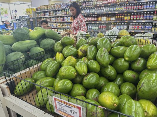 미국의 한 마트에서 판매되고 있는 아보카도와 파파야. [AP = 연합뉴스]