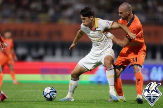 강투지(사진 오른쪽). 사진=한국프로축구연맹