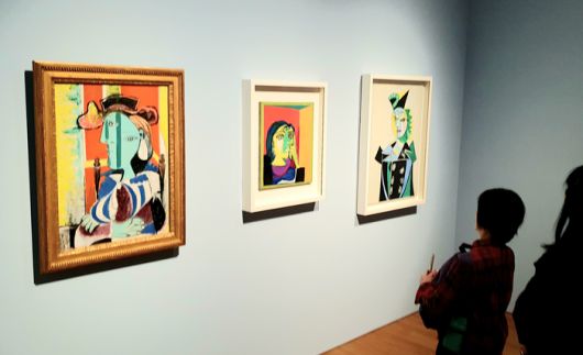 피카소의 큐비즘 대표작 중 3점. 모두 1937년 작품으로, 왼쪽부터 ‘팔짱을 끼고 앉은 여인’, ‘도라 마르의 초상’, ‘뉘슈 엘뤼아르의 초상’. [홍콩 = 김유태 기자]