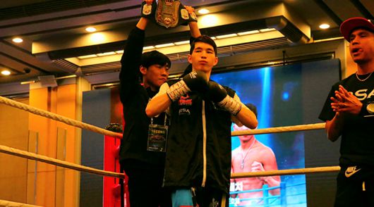 U22 아시아선수권 2위 옌흐사이한 ‘박찬대’ 오유운예르데네가 2025년 12월 스위스그랜드호텔서울 컨벤션센터에서 동양태평양복싱연맹 슈퍼밴텀급 실버 챔피언결정전 참가 선수로 소개되고 있다. 사진=KBM 한국복싱커미션