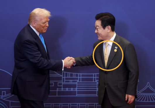 이재명 대통령이 29일 경북 경주 힐튼호텔 그랜드볼룸에서 열린 대통령 주최 정상 특별만찬에 앞서 도널드 트럼프 미국 대통령을 영접하고 있다. [연합뉴스]