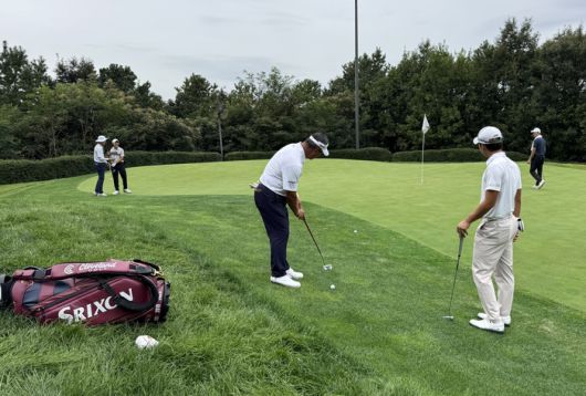 24일 경기 여주시 페럼클럽에서 진행된 현대해상 최경주 인비테이셔널 연습 라운드에서 성준민에게 자신의 비법을 전수하고 있는 최경주. 임정우 기자