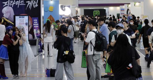 13일 서울 삼성동 코엑스 '서울팝콘 2025' 행사장이 다양한 코스튬 차림을 한 참가자들과 관람객으로 북적이고 있다.  김호영 기자