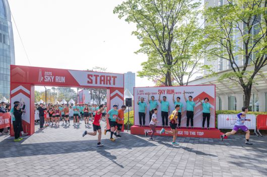 롯데월드타워 ‘스카이런’ 출발 퍼포먼스 <사진=롯데물산>