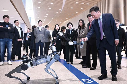 지난 3월 경기도 수원시 영통구 수원컨벤션센터에서 열린 제56기 삼성전자 정기주주총회에서 신제윤 삼성전자 이사회 의장이 레인보우로보틱스 로봇 시연을 보고 있다. <사진 연합뉴스>
