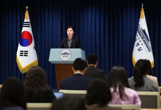 강유정 대변인이 2일 용산 대통령실에서 이날 열린 수석보좌관회의 관련 브리핑을 하고 있다. [사진 출처 = 연합뉴스]