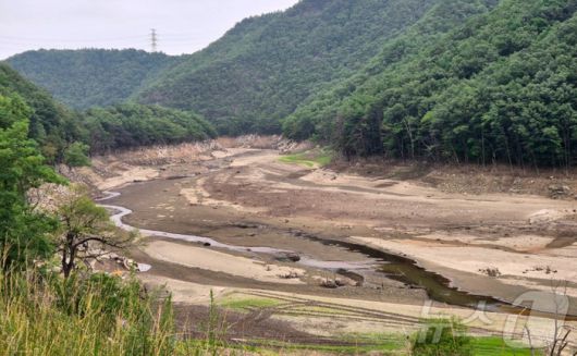 지난 8일 강원 강릉시 성산면 오봉저수지 수위가 낮아지며 바닥을 드러내고 있다. [뉴스1]