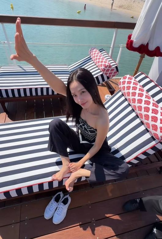 홍수현은 블랙과 화이트 패턴이 믹스된 튜브톱을 선택해 절제된 섹시미와 세련미를 동시에 자아냈다. 사진=홍수현 sns