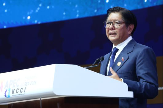 페르디난드 마르코스 필리핀 대통령이 31일 경북 경주예술의전당에서 열린 아시아태평양경제협력체(APEC) 정상회의 최고 경영자(CEO) 서밋에서 정상 특별연설을 하고 있다. [경주 한주형 기자]