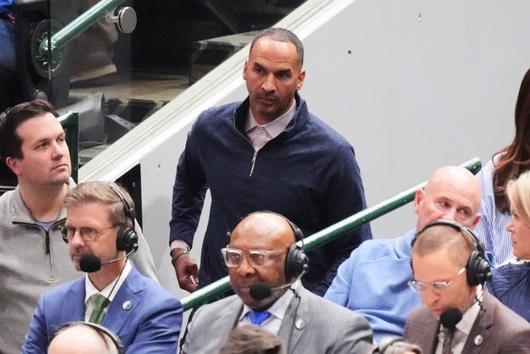 해리슨 단장은 “이 트레이드를 후회하지 않는다. 나는 댈러스를 위해 지금은 물론 미래를 위한 최고의 선택을 해야 한다. 어떤 결정은 인기가 없을 수 있으나 그게 나의 역할이다. 그리고 나는 그 선택에 책임을 진다”며 “(카이리)어빙을 영입할 때 당시 평가는 ‘최악의 트레이드’였다. (다니엘)개포드, (PJ)워싱턴을 영입할 때도 너무 많은 걸 내줬다는 평가가 많았다. 그런데 지금은 좋은 트레이드였다고 인정하지 않나. 트레이드는 시간이 지나야 제대로 평가받을 수 있다”고 자신했다. 사진=AP=연합뉴스