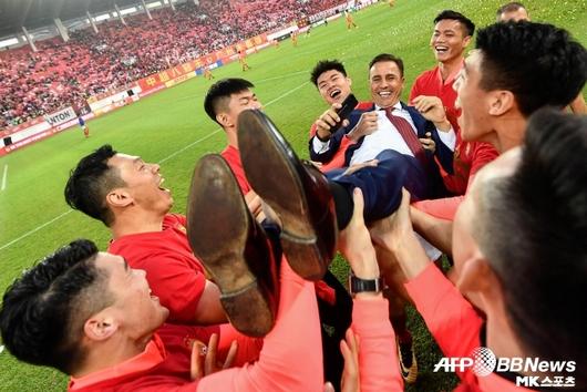 ‘소후닷컴’은 “칸나바로 감독은 선수 시절, 월드컵 우승과 발롱도르 수상으로 ‘수비수의 정점’에 올랐다. 다만 감독으로서는 그 명성에 미치지 못했다”며 “칸나바로 감독의 지도력은 전술적 세부 조정 능력 부족, 지속적인 짧은 재임 기간, 결정적인 순간 실패하는 패턴 등 중국 축구의 미래를 맡기기에는 불안하다는 지적이 많다”고 밝혔다. 사진=AFPBBNews=News1