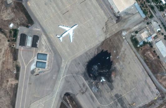 이스라엘의 공습을 받은 이란 데즈풀 공군기지를 미국 위성업체 맥사 테크놀로지스가 17일(현지시간) 공개했다. 폭격으로 초토화된 공중급유기와 정상적인 급유기가 대조적인 모습을 보이고 있다. [AFP = 연합뉴스]
