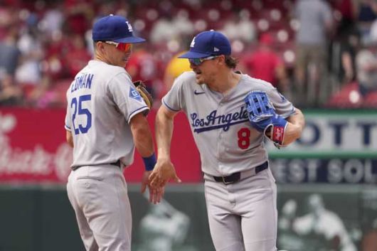 에드먼이 9일(한국시간) 경기를 마친 뒤 키케 에르난데스와 하이파이브를 나누고 있다. 사진= AP= 연합뉴스 제공